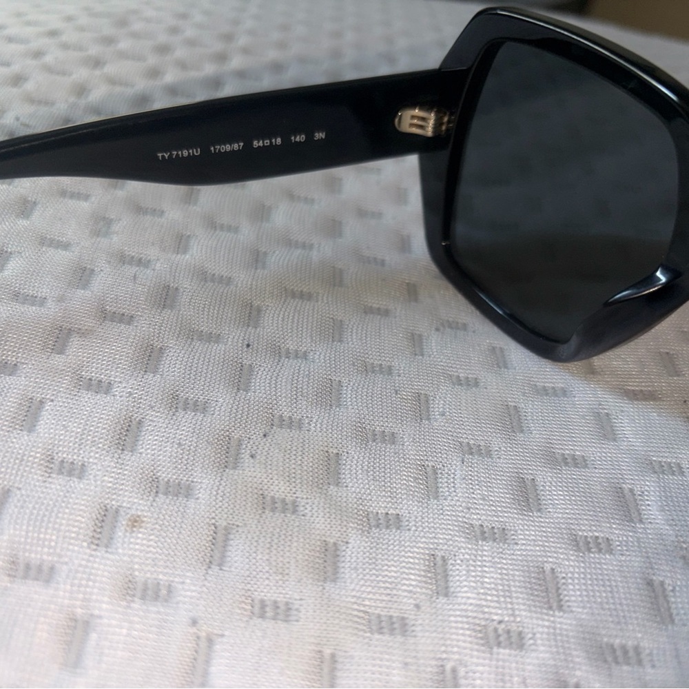 Tory Burch Black Oversized Square Sunglasses with Orange Case - Picture 8 of 8
